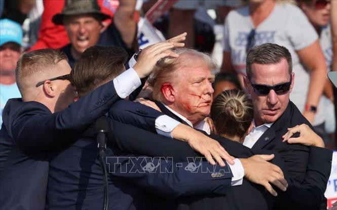 Hình ảnh trích từ video cho thấy các Mật vụ Mỹ bảo vệ cựu Tổng thống Donald Trump rời khỏi bục diễn thuyết trong cuộc vận động tranh cử ở Butler, bang Pennsylvania, ngày 13/7. Ảnh: Reuters Hình ảnh trích từ video cho thấy các Mật vụ Mỹ bảo vệ cựu Tổng thống Donald Trump rời khỏi bục diễn thuyết trong cuộc vận động tranh cử ở Butler, bang Pennsylvania, ngày 13/7. Ảnh: Reuters