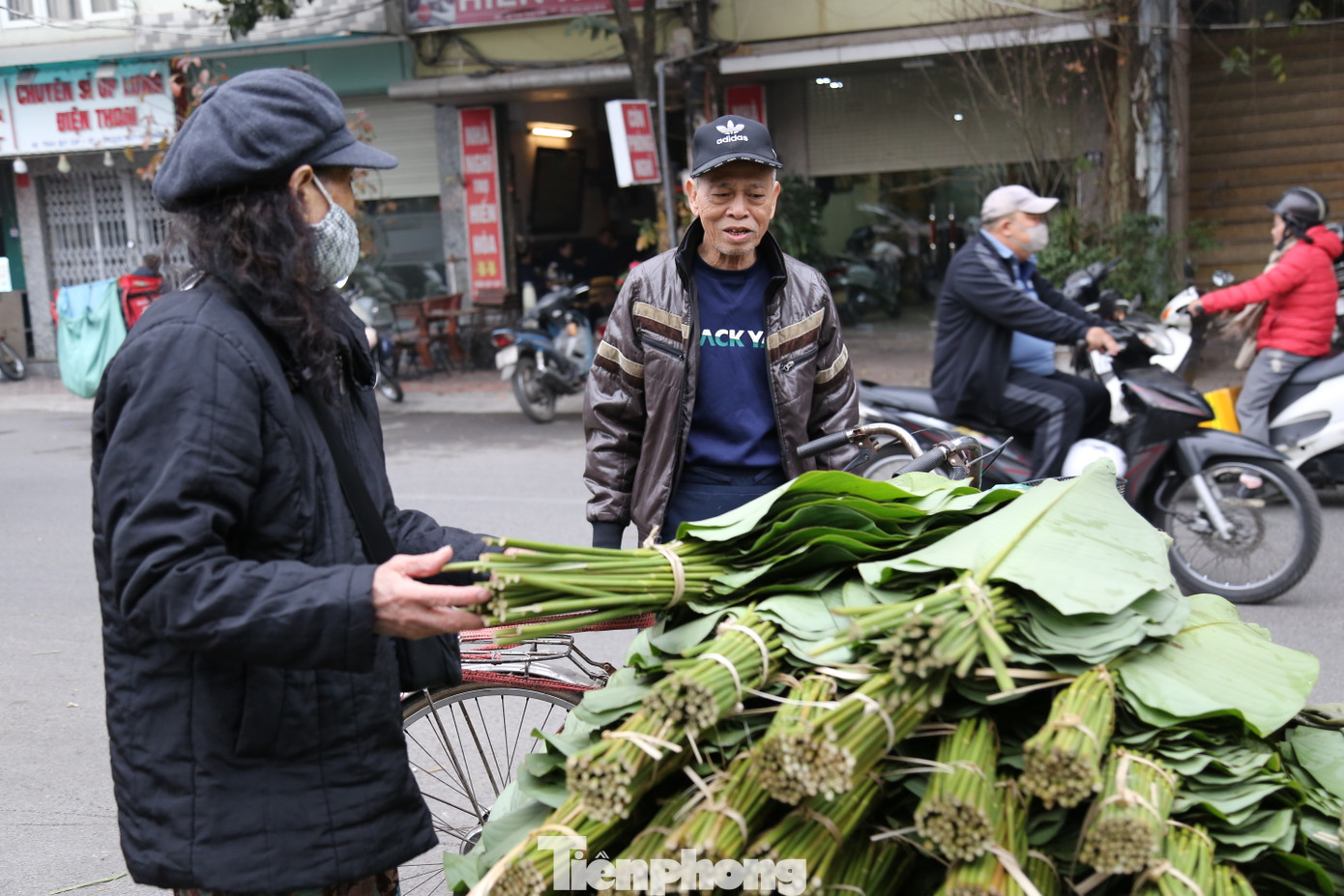 Năm nay, vào dịp giáp Tết Nguyên đán Ất Tỵ, chợ tấp nập người mua kẻ bán từ 5h sáng đến tối muộn.
