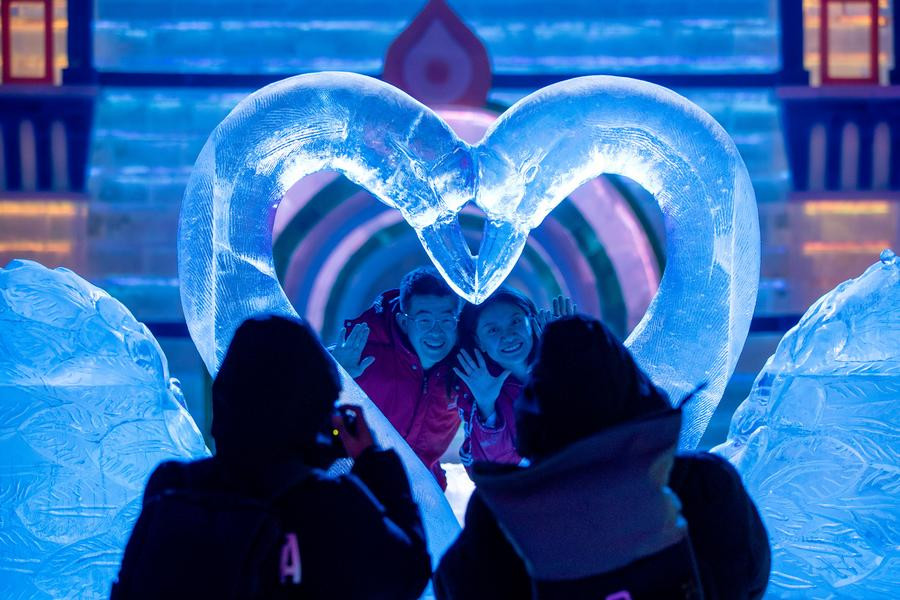 Với nhiệt độ trung bình năm khoảng trên 4 độ C, Cáp Nhĩ Tân được xem là “thành phố băng”. Du khách khắp nơi trên thế giới đến tham quan địa điểm này rất đông vào mùa đông. Với công viên băng trong nhà mới, du khách có nhiều lựa chọn vui chơi hơn vào tất cả các thời điểm trong năm. Ảnh: Xinhua. Với nhiệt độ trung bình năm khoảng trên 4 độ C, Cáp Nhĩ Tân được xem là “thành phố băng”. Du khách khắp nơi trên thế giới đến tham quan địa điểm này rất đông vào mùa đông. Với công viên băng trong nhà mới, du khách có nhiều lựa chọn vui chơi hơn vào tất cả các thời điểm trong năm. Ảnh: Xinhua.