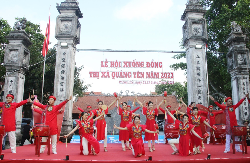 Một số tiết mục văn nghệ đặc sắc tại buổi khai hội. Ảnh: Báo Dân tộc