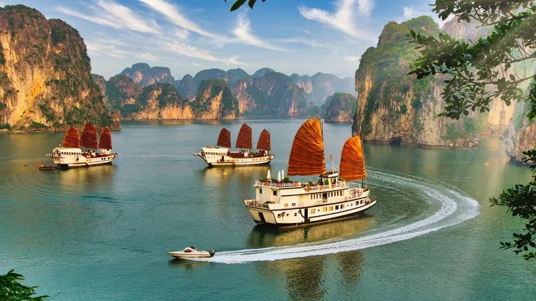 Những du khách quốc tế đã du lịch Việt Nam một mình trong nhiều thập kỷ. Ảnh: Getty Images. Những du khách quốc tế đã du lịch Việt Nam một mình trong nhiều thập kỷ. Ảnh: Getty Images.