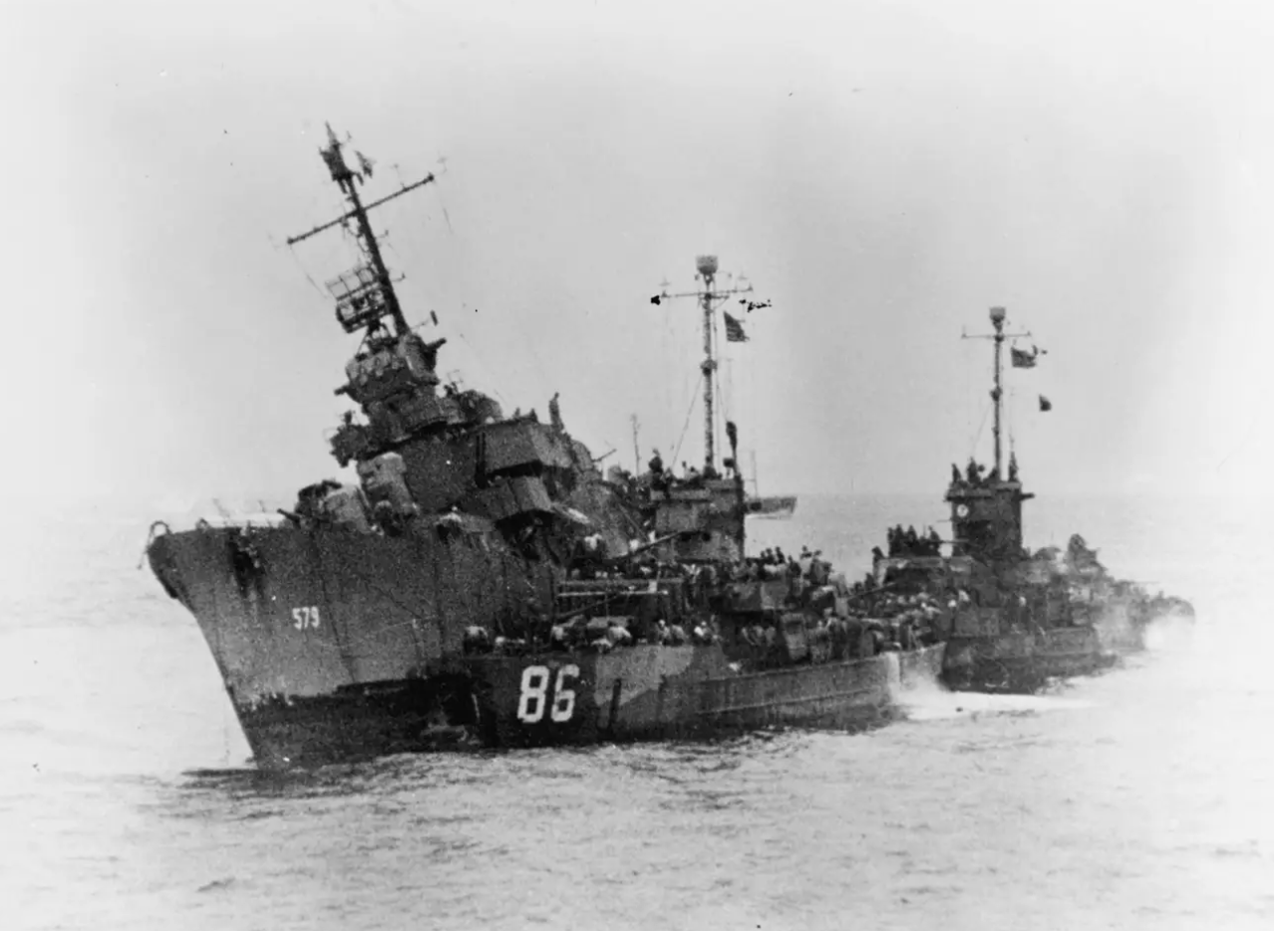 Các tàu Hải quân Mỹ sơ tán thuỷ thủ khỏi tàu Porter ngoài khơi Okinawa vào 10/6/1945. Ảnh: Hải quân Mỹ Các tàu Hải quân Mỹ sơ tán thuỷ thủ khỏi tàu Porter ngoài khơi Okinawa vào 10/6/1945. Ảnh: Hải quân Mỹ