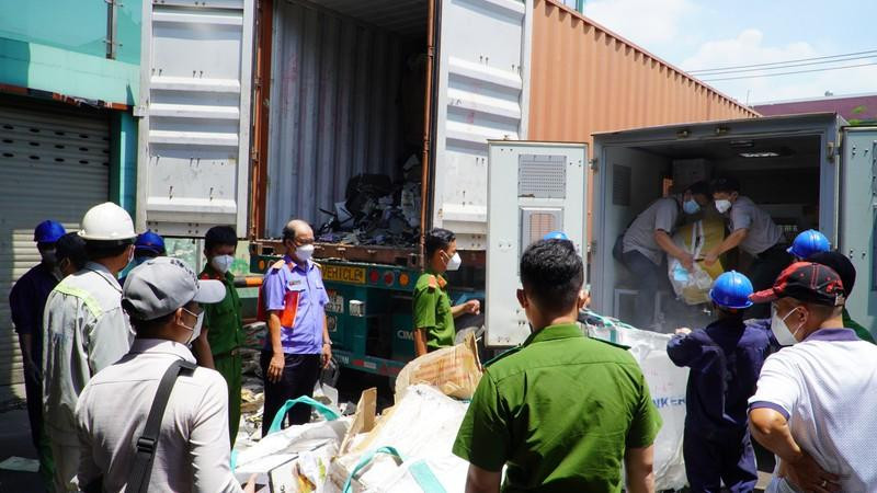 Số ma túy bị tiêu hủy được vận chuyển bằng xe chuyên dụng. Ảnh: CẨM TÚ Số ma túy bị tiêu hủy được vận chuyển bằng xe chuyên dụng. Ảnh: CẨM TÚ