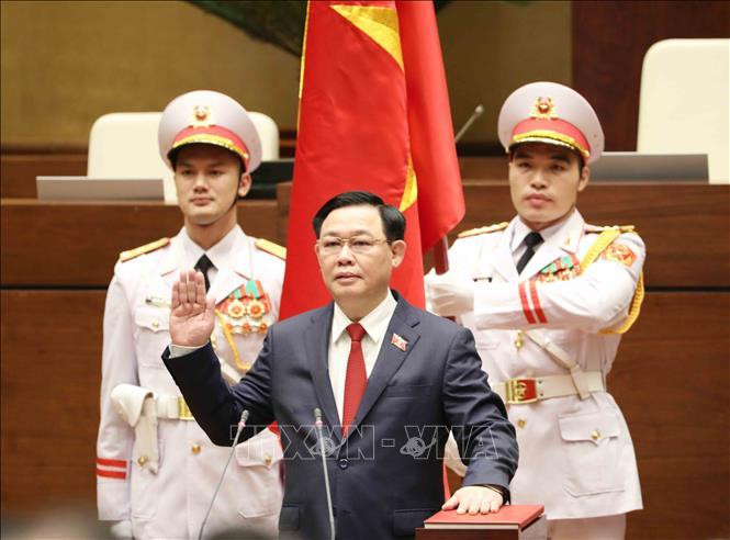 Trước cờ đỏ sao vàng thiêng liêng của Tổ quốc, trước Quốc hội, trước đồng bào cử tri cả nước, Chủ tịch Quốc hội Nước Cộng hòa xã hội chủ nghĩa Việt Nam Vương Đình Huệ tuyên thệ tuyệt đối trung thành với Tổ quốc, với nhân dân, với Hiến pháp Nước Cộng hòa xã hội chủ nghĩa Việt Nam; nỗ lực hoàn thành tốt nhiệm vụ mà Đảng, Nhà nước và Nhân dân giao phó. Ảnh: TTXVN Trước cờ đỏ sao vàng thiêng liêng của Tổ quốc, trước Quốc hội, trước đồng bào cử tri cả nước, Chủ tịch Quốc hội Nước Cộng hòa xã hội chủ nghĩa Việt Nam Vương Đình Huệ tuyên thệ tuyệt đối trung thành với Tổ quốc, với nhân dân, với Hiến pháp Nước Cộng hòa xã hội chủ nghĩa Việt Nam; nỗ lực hoàn thành tốt nhiệm vụ mà Đảng, Nhà nước và Nhân dân giao phó. Ảnh: TTXVN