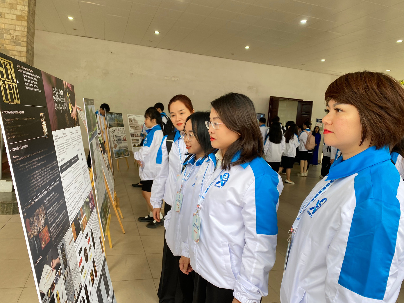 Các đại biểu tham quan triển lãm kiến trúc xây dựng và phòng truyền thống Đại học Xây dựng. Các đại biểu tham quan triển lãm kiến trúc xây dựng và phòng truyền thống Đại học Xây dựng.