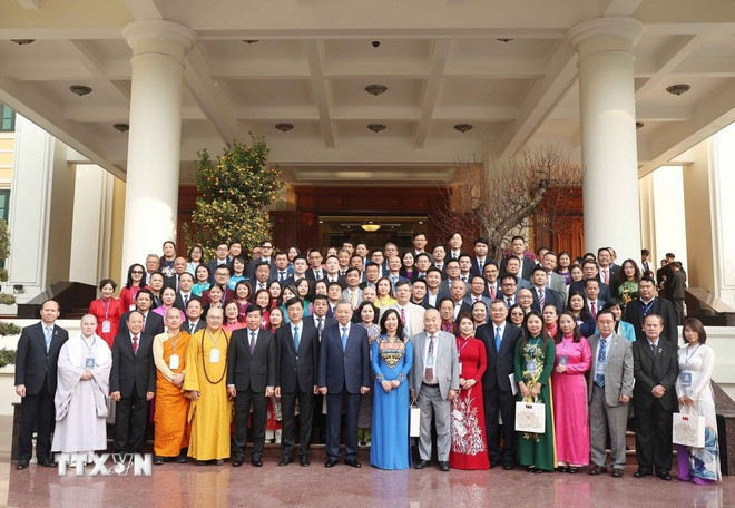 Tổng Bí thư Tô Lâm và đại biểu chụp ảnh chung với kiều bào tiêu biểu tham dự chương trình "Xuân quê hương" năm 2025. (Ảnh: Thống Nhất/TTXVN)