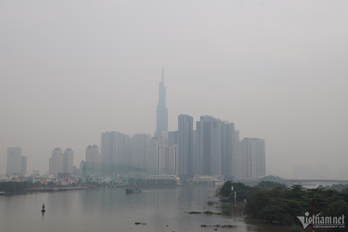 Tòa nhà cao nhất Việt Nam và hàng loạt khu dân cư, nhà cao tầng đều mờ ảo trong lớp mù.