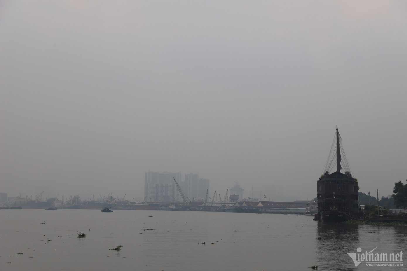 Khu vực sông Sài Gòn, hướng nhìn về Cảng Khánh Hội (quận 4).