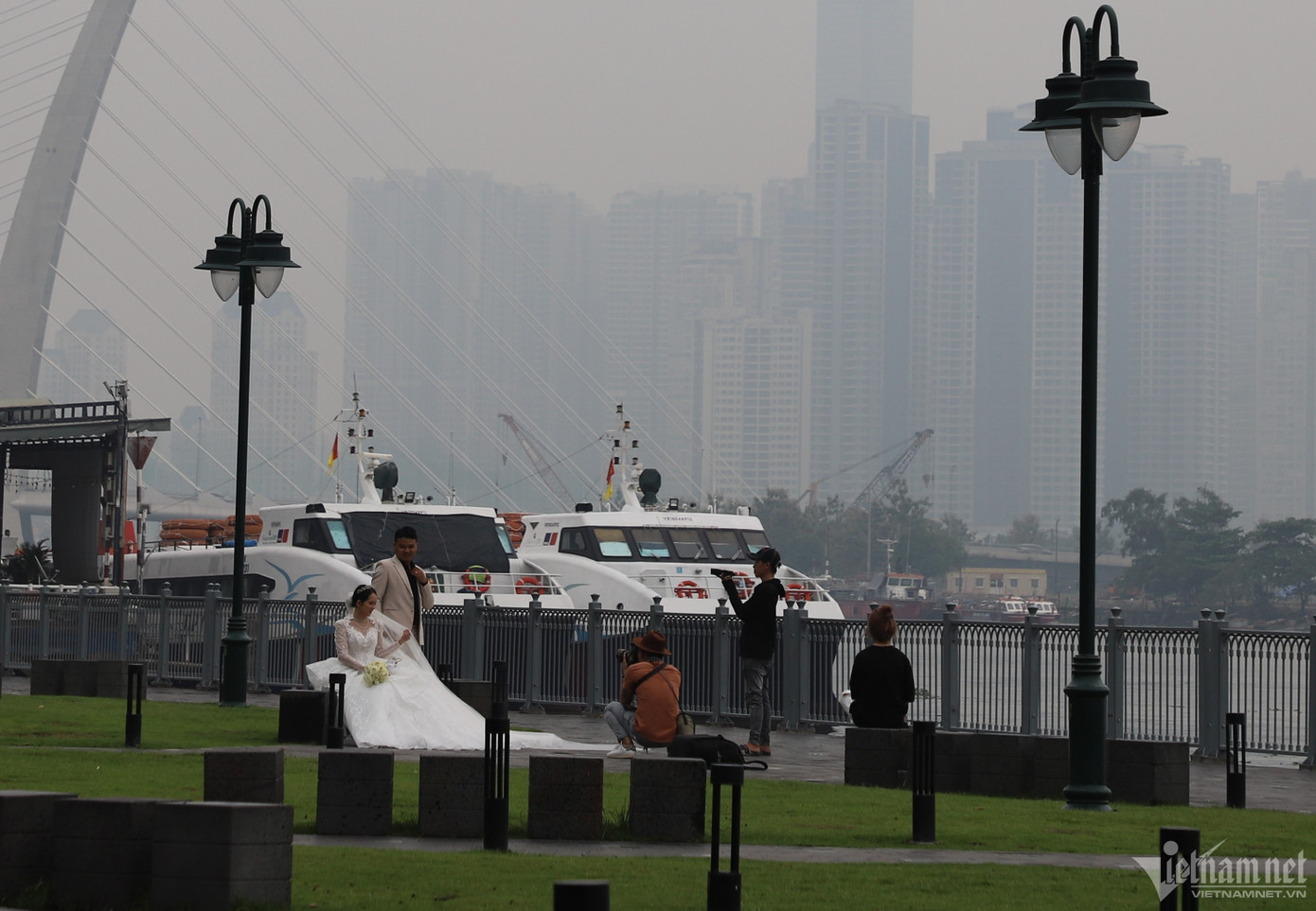 Thời tiết mát mẻ tạo điều kiện thuận lợi cho các hoạt động ngoài trời. Trong ảnh, đôi bạn trẻ chụp hình cưới tại khu công viên Bến Bạch Đằng.