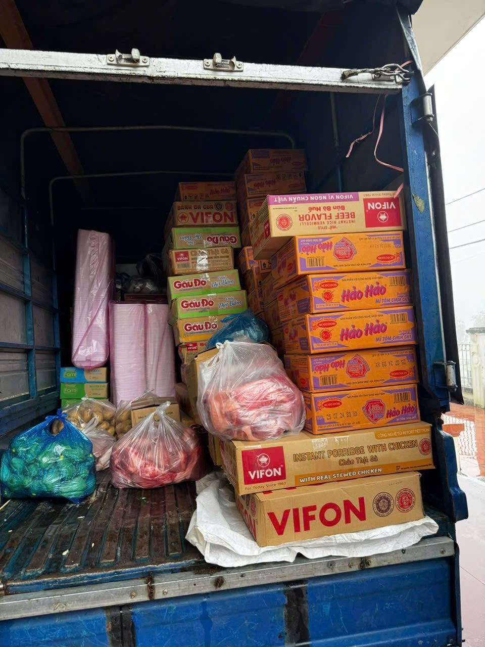 Xe chở nhu yếu phẩm hỗ trợ người dân và du khách ảnh hưởng tại Sa Pa. Xe chở nhu yếu phẩm hỗ trợ người dân và du khách ảnh hưởng tại Sa Pa.