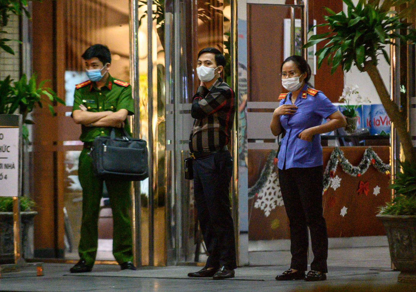 Bắt giữ ông Nguyễn Quang Tuấn ảnh 6 Khoảng 19h, 3 cán bộ trong đó có một kiểm sát viên ra sảnh tòa Việt - Nhật, chờ xe đến đón.