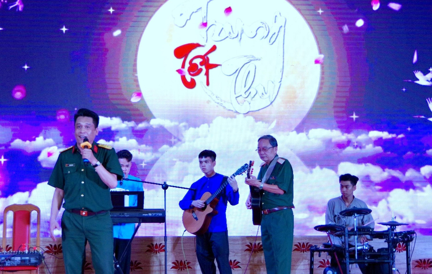 Tại đêm hội, Trung tướng Phạm Văn Dỹ - nguyên Chính ủy Quân khu 7 và Trung tá Ngô Công Tâm (Ban Chỉ huy quân sự Quận 6, TPHCM) đã trổ tài văn nghệ, gửi những lời yêu thương tới các mầm non tương lai.