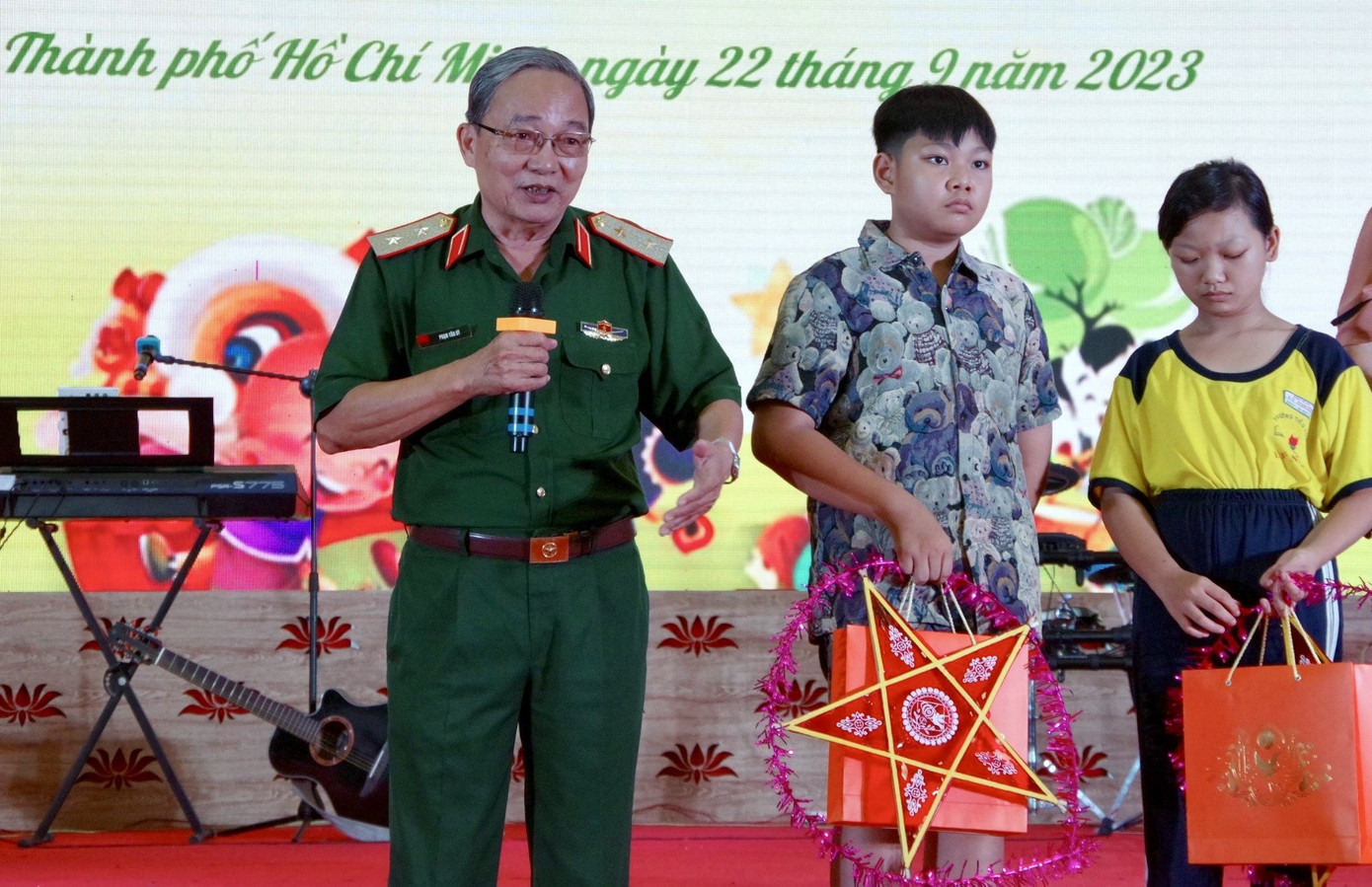 Cùng với sự chung tay của các nhà hảo tâm, trong chương trình đêm hội trăng rằm, Đảng ủy, chỉ huy Trung đoàn Gia Định đã dành tặng con em của cán bộ, sĩ quan, quân nhân chuyên nghiệp thuộc Trung đoàn 300 phần quà (mỗi phần quà trị giá 300 nghìn đồng).