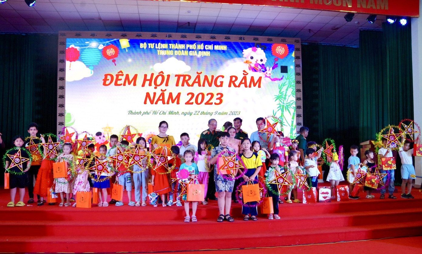 Những năm qua, Đảng ủy, chỉ huy Trung đoàn Gia Định luôn dành những tình cảm, sự quan tâm đặc biệt về vật chất lẫn tinh thần để các em thiếu nhi được vui chơi, phát triển lành mạnh. Đêm hội là sự động viên, cổ vũ các em nhỏ là con em quân nhân trong đơn vị bước vào năm học mới đạt nhiều thành tích cao trong học tập và tự hào là người con của quân nhân trong Quân đội nhân dân Việt Nam.