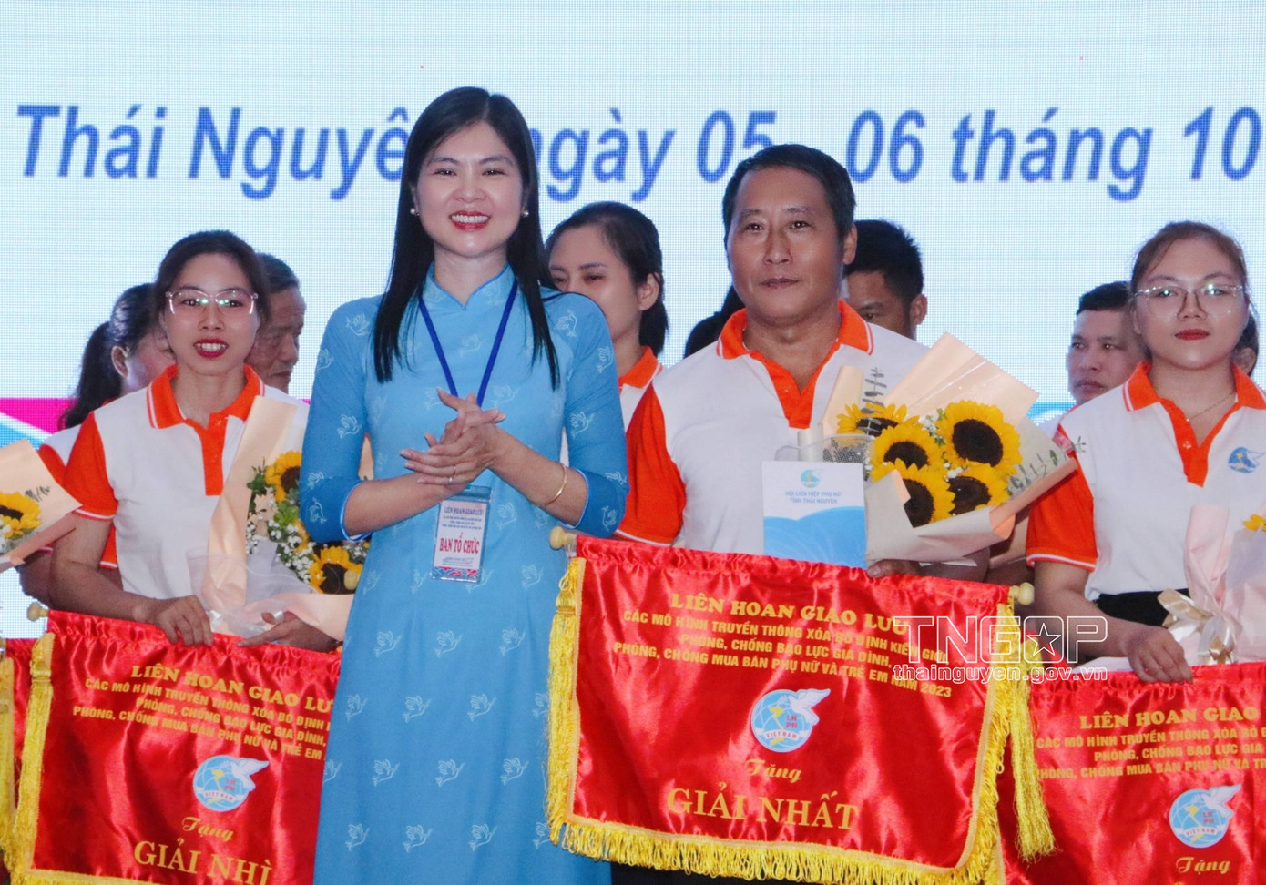 Đồng chí Phạm Thị Thu Thủy, Chủ tịch Hội LHPN tỉnh, Trưởng Ban Tổ chức Liên hoan trao Cờ và giải thưởng cho Đội đạt giải.