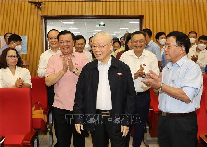 Tổng Bí thư Nguyễn Phú Trọng tiếp xúc cử tri tại quận Hai Bà Trưng. Tổng Bí thư Nguyễn Phú Trọng tiếp xúc cử tri tại quận Hai Bà Trưng.