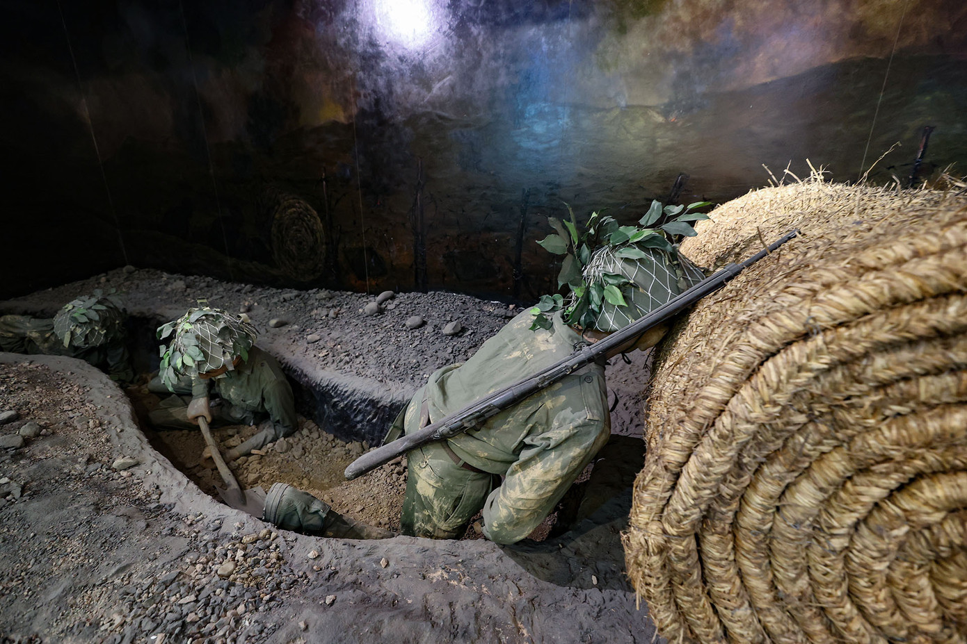 Bộ đội Việt Nam đã sáng tạo ra những con cúi bện bằng rơm dài 2m, đường kính 1 - 1,5m che chắn đạn cho công binh đào hào tiến đến cự ly gần dùng lựu pháo tiêu diệt lô cốt địch trong chiến thuật “vây lấn”. Ảnh: Lê Anh Dũng