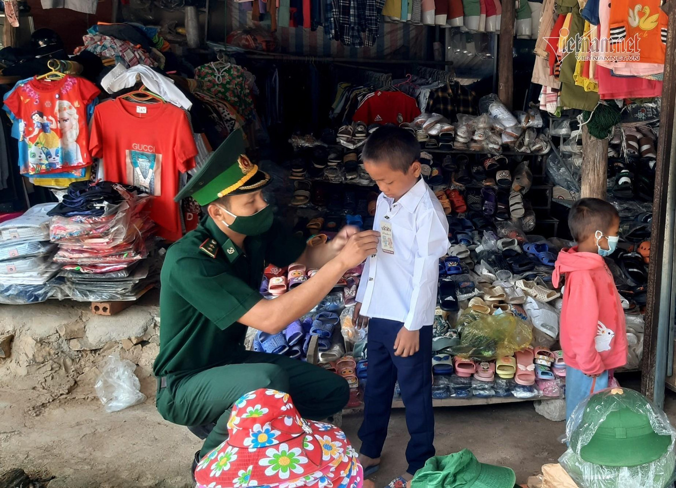 Trung uý Lương Văn Lợi là đội trưởng Đội phòng chống ma túy và tội phạm, Đồn Biên phòng Keng Đu, Bộ đội Biên phòng tỉnh Nghệ An. Trung uý Lương Văn Lợi là đội trưởng Đội phòng chống ma túy và tội phạm, Đồn Biên phòng Keng Đu, Bộ đội Biên phòng tỉnh Nghệ An.