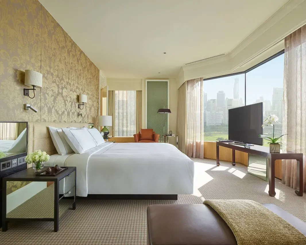 Theo khảo sát trên booking.com, giá phòng lưu trú 1 ngày 1 đêm dánh cho 1 người tại khách sạn Grand Hyatt Erawan Bangkok ở có giá rẻ nhất là 5,4 triệu đồng (chưa bao gồm thuế phí), với hạng phòng Suite Premier có giá tầm 13-14 triệu đồng, với phòng có view đẹp hoặc có quyền sử dụng club có giá từ 6,5-8,7 triệu đồng. Theo khảo sát trên booking.com, giá phòng lưu trú 1 ngày 1 đêm dánh cho 1 người tại khách sạn Grand Hyatt Erawan Bangkok ở có giá rẻ nhất là 5,4 triệu đồng (chưa bao gồm thuế phí), với hạng phòng Suite Premier có giá tầm 13-14 triệu đồng, với phòng có view đẹp hoặc có quyền sử dụng club có giá từ 6,5-8,7 triệu đồng.