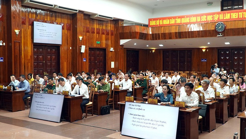 Đại biểu biểu quyết thông qua các nghị quyết. Đại biểu biểu quyết thông qua các nghị quyết.