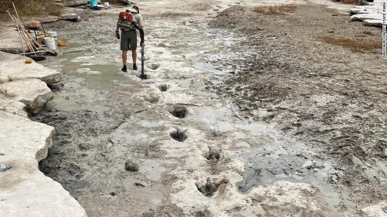 Cơ quan Giám sát Hạn hán Mỹ cho biết hơn 60% lãnh thổ Texas đang trải qua hạn hán thuộc loại khắc nghiệt nhất với nền đất khô hạn, rất dễ xảy ra hỏa hoạn. Cơ quan Giám sát Hạn hán Mỹ cho biết hơn 60% lãnh thổ Texas đang trải qua hạn hán thuộc loại khắc nghiệt nhất với nền đất khô hạn, rất dễ xảy ra hỏa hoạn.