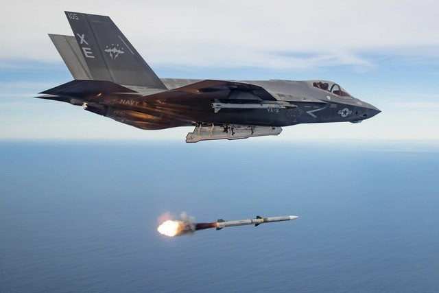 Tiêm kích F-35C phóng tên lửa AIM-120. Ảnh minh họa: Bộ Quốc phòng Mỹ Tiêm kích F-35C phóng tên lửa AIM-120. Ảnh minh họa: Bộ Quốc phòng Mỹ