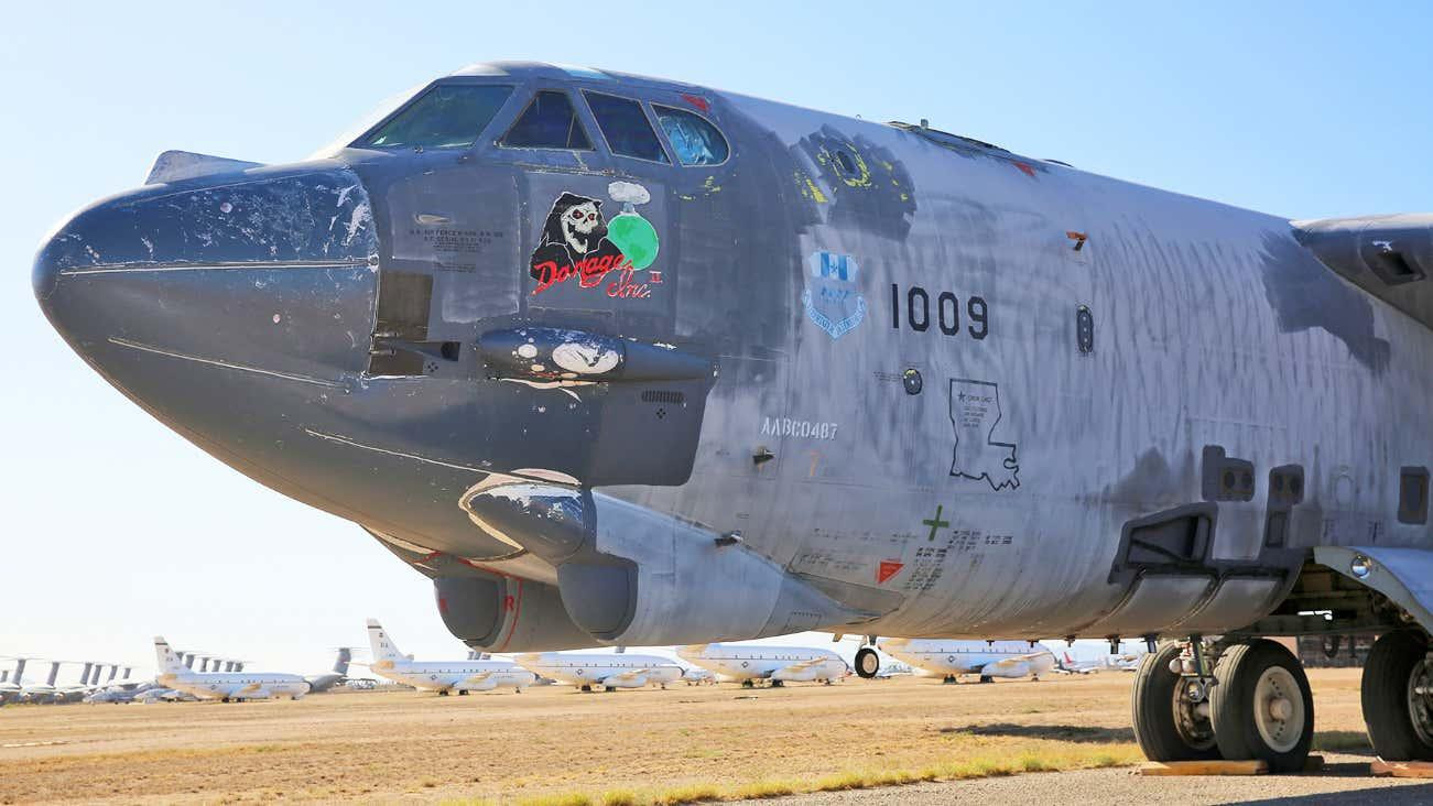 Chiếc B-52H Stratofortress mang số hiệu 61-0009 của Không quân Mỹ có biệt danh là 'Damage Inc. II' đã được tháo rời trước khi di chuyển khỏi căn cứ không quân Davis Monthan để bắt đầu hành trình về phía đông.