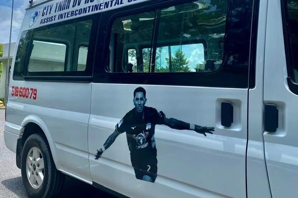 Xe đưa thi thể của Paollo ra sân bay về nước (Ảnh: HAGL FC).