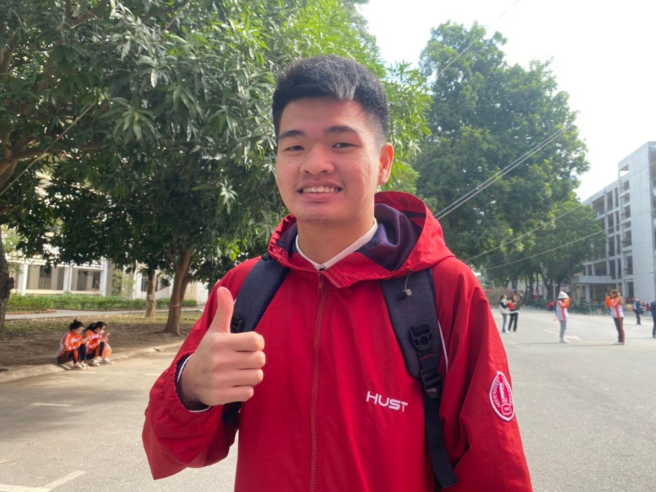 Đây là lần đầu tiên bạn Hoàng Hà Duy (sinh viên năm nhất ĐH Bách Khoa) tham gia chương trình Chủ nhật Đỏ, cũng là lần đầu tiên hiến máu tình nguyện. “Em cảm thấy rất tự hào khi một chương trình ý nghĩa được tổ chức ngay trong khuôn viên nhà trường. Em chắc chắn rằng, tương lai, em sẽ tham gia các chương trình hiến máu tình nguyện nhiều hơn để những năm tháng sinh viên thêm ý nghĩa”.