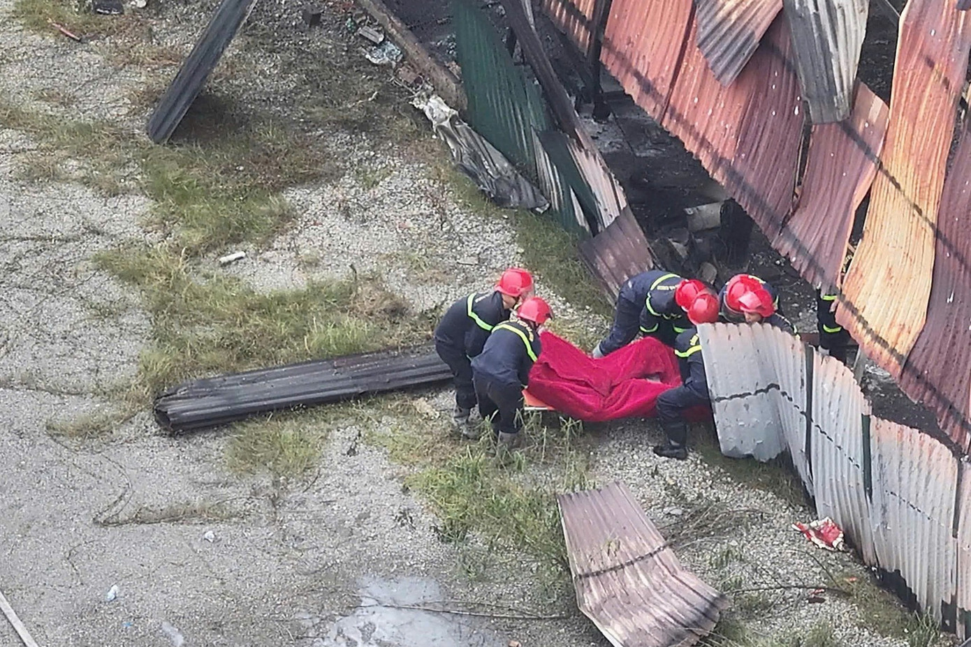 Nạn nhân tử vong được đưa ra ngoài. Ảnh: Lê Trường