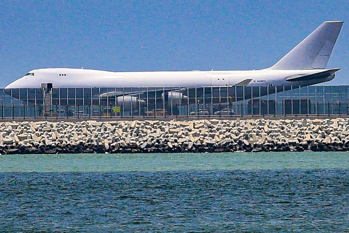 Chiếc máy bay hạ cánh khẩn cấp xuống HKIA và bị nổ lốp khiến đường băng đóng cửa 8 tiếng. Ảnh: Jelly Tse. Chiếc máy bay hạ cánh khẩn cấp xuống HKIA và bị nổ lốp khiến đường băng đóng cửa 8 tiếng. Ảnh: Jelly Tse.