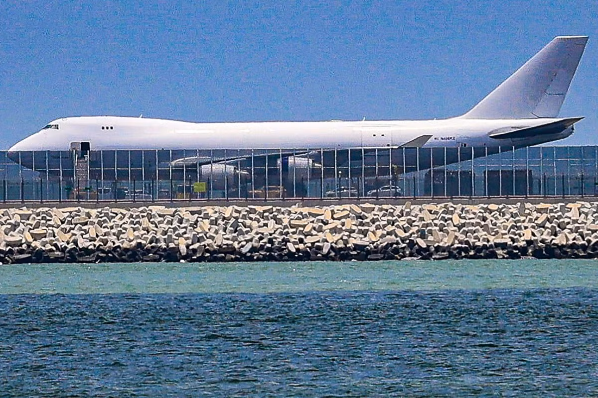 Chiếc máy bay hạ cánh khẩn cấp xuống HKIA và bị nổ lốp khiến đường băng đóng cửa 8 tiếng. Ảnh: Jelly Tse.