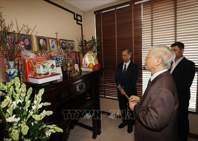 Tổng Bí thư Nguyễn Phú Trọng thắp hương tưởng niệm cố Tổng Bí thư Trường Chinh. Ảnh: Trí Dũng/TTXVN