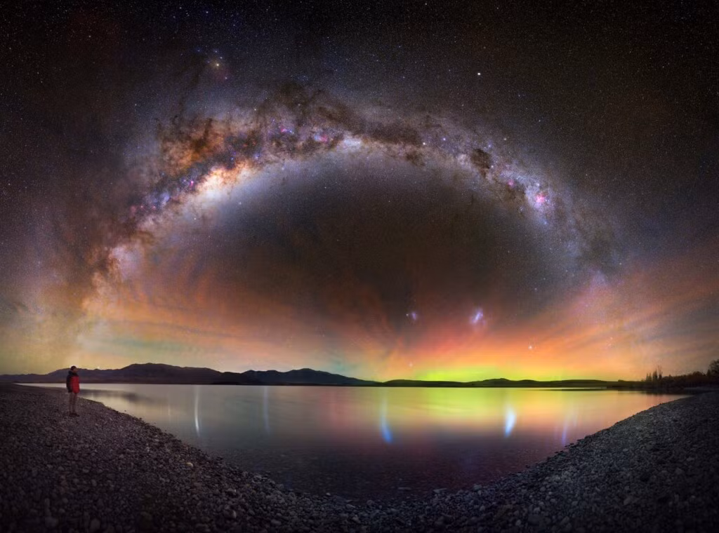 Bức ảnh “Rạng rỡ thiên thể” của tác giả Tom Rae chụp tại Hồ Tekapo, New Zealand. Hình ảnh cũng cho thấy luồng không khí, một dạng sóng có màu đỏ và xanh lục do các phân tử bị ion hóa trong bầu khí quyển của chúng ta tạo ra. Nhưng trọng tâm thực sự vẫn là Dải Ngân hà duyên dáng trải dài trên bầu trời, cùng với Đám mây Magellan, các thiên hà vệ tinh nhỏ hơn của nó, lơ lửng phía trên cực quang.