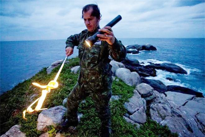 Vì mức độ nguy hiểm, Chính phủ Brazil đã cấm con người đặt chân lên hòn đảo này. Chính phủ kiểm soát chặt chẽ các chuyến viếng thăm Ilha da Queimada Grande. Hiện nay, chỉ có lực lượng Hải quân ở quốc gia này cùng những chuyên gia nghiên cứu hoặc nhà quay phim mới được phép tới đây nhằm mục đích để bảo trì cho ngọn hải đăng, cũng như tìm hiểu về hệ sinh thái &quot;nguyên sơ&quot; vô cùng độc đáo trên hòn đảo nguy hiểm này.