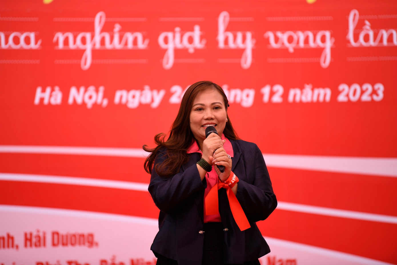 Bà Vũ Thu Hằng - Giám đốc Truyền thông Ngân hàng TMCP Bắc Á, Đại diện Tập đoàn TH, Công ty TNHH Mía đường Nghệ An NASU và Quỹ Vì Tầm Vóc Việt chia sẻ tại ngày hội. Ảnh: Như Ý