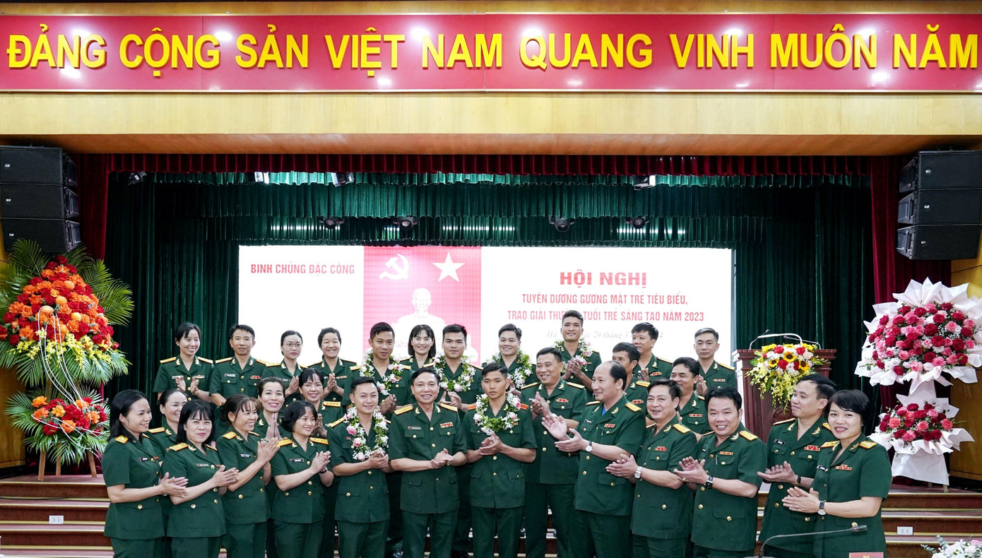 Lãnh đạo Binh chủng Đặc công với các Gương mặt trẻ tiêu biểu Binh chủng năm 2023. Lãnh đạo Binh chủng Đặc công với các Gương mặt trẻ tiêu biểu Binh chủng năm 2023.