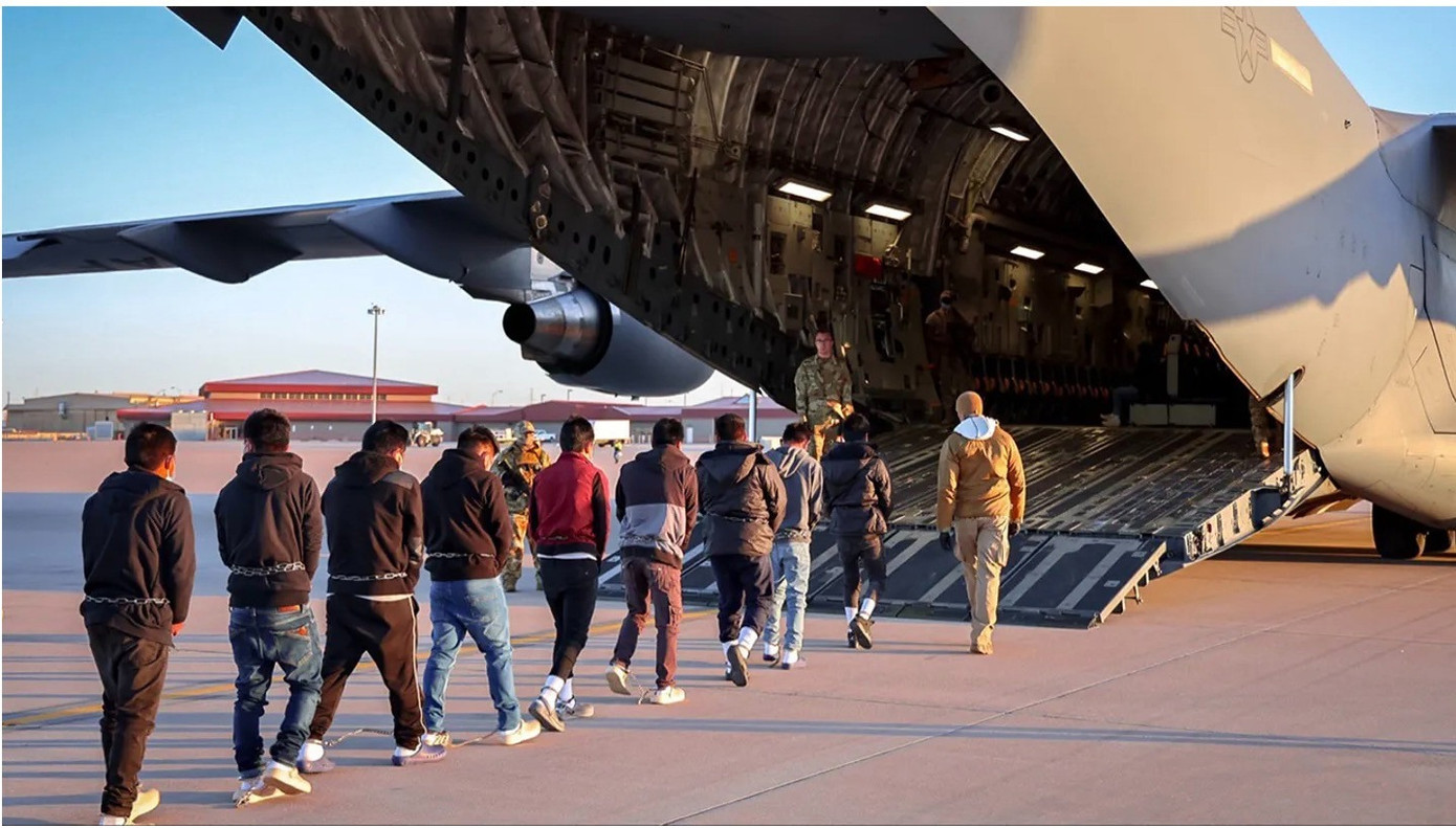 Những người di cư trái phép được đưa lên máy bay quân sự. Ảnh: Nhà Trắng