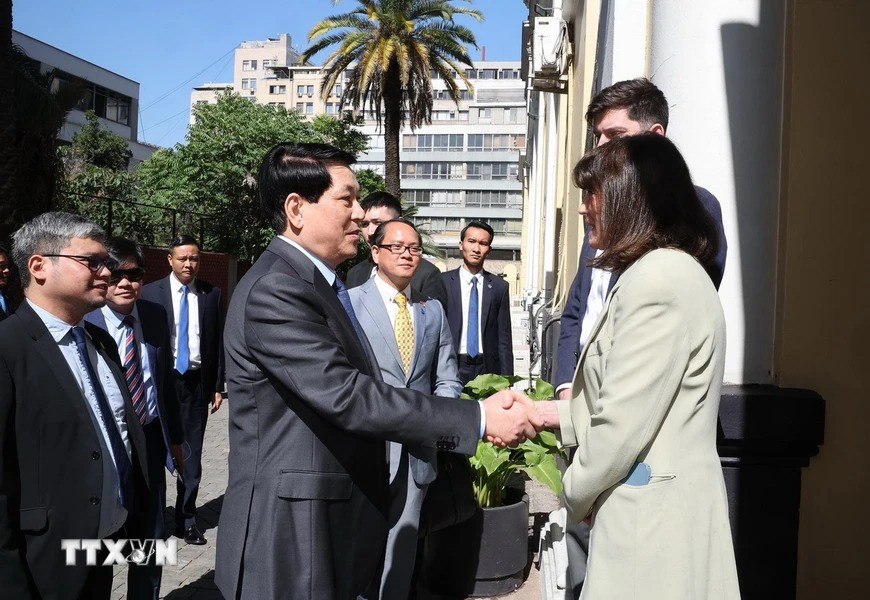 Lãnh đạo Đại học Chile đón Chủ tịch nước Lương Cường. (Ảnh: Lâm Khánh/TTXVN)