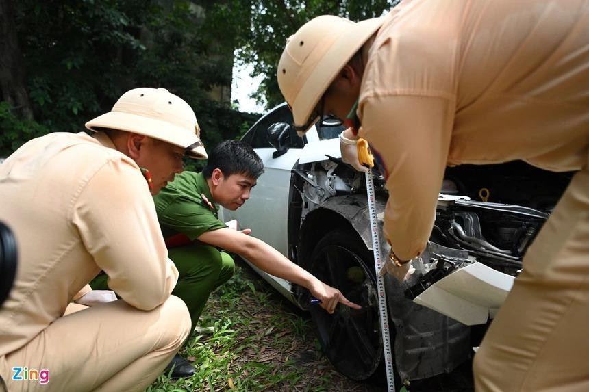 Lực lượng chức năng đo đạc thông số phục vụ điều tra. Ảnh: Hồng Quang.