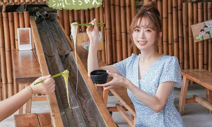 Nagashi-somen có cách ăn vô cùng thú vị, đòi hỏi sự khéo léo của người ăn. Ngoài mì ra, người phục vụ cũng sẽ thả thịt, rau củ quả theo dòng nước để thực khách có thể thưởng thức trọn vẹn món ăn này. Món mì trượt nước thường được ăn vào mùa hè, bởi dòng nước mát lạnh khiến đồ ăn trở nên dễ ăn hơn, thay vì phải xì xụp ăn những bát mì nóng giữa tiết trời oi bức. Nagashi-somen có cách ăn vô cùng thú vị, đòi hỏi sự khéo léo của người ăn. Ngoài mì ra, người phục vụ cũng sẽ thả thịt, rau củ quả theo dòng nước để thực khách có thể thưởng thức trọn vẹn món ăn này. Món mì trượt nước thường được ăn vào mùa hè, bởi dòng nước mát lạnh khiến đồ ăn trở nên dễ ăn hơn, thay vì phải xì xụp ăn những bát mì nóng giữa tiết trời oi bức.