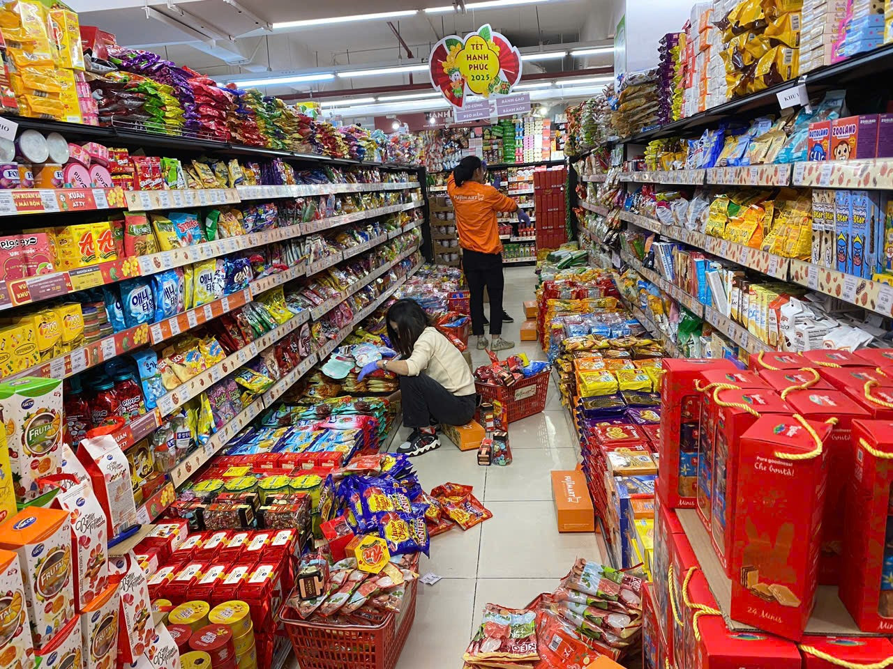 Một số hệ thống siêu thị chủ động mở rộng gian hàng và đưa thêm nhiều sản phẩm bắt mắt với các ưu đãi hấp dẫn hơn. Ảnh: Thanh Huyền.