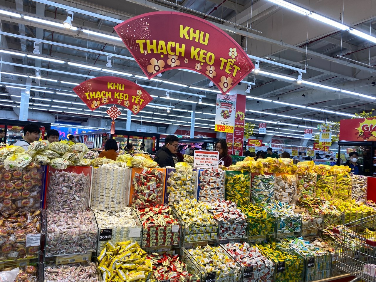 Nhiều mặt hàng giảm giá dịp cận Tết. Ảnh: Thanh Huyền.