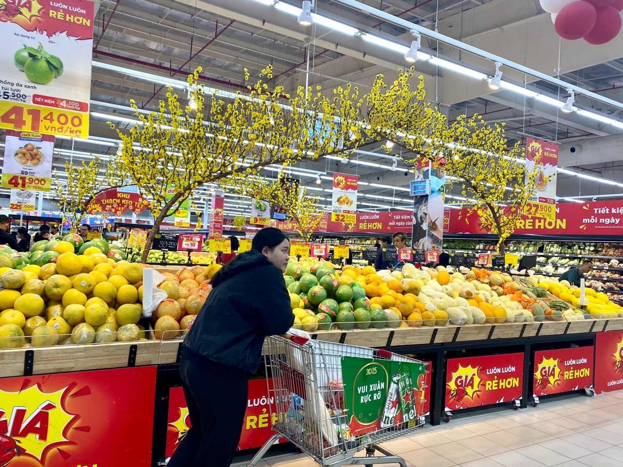Mặc dù các siêu thị, đại lý tung ra rất nhiều ưu đãi hấp dẫn nhưng sức mua của người dân vẫn còn thấp. Ảnh: Thanh Huyền.