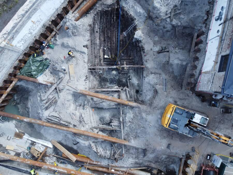 Được chôn sâu khoảng 1,5 mét dưới lòng đất, tàn tích của con tàu được làm bằng gỗ sồi và chỉ dài hơn 78 foot (24 m) với một thanh xà, điểm rộng nhất của con tàu, có chiều ngang khoảng 29 foot (9 m).