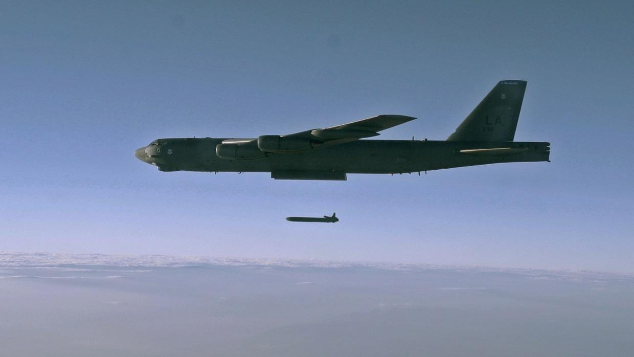 Máy bay B-52H Stratofortress đang thả bom. Ảnh: Reuters