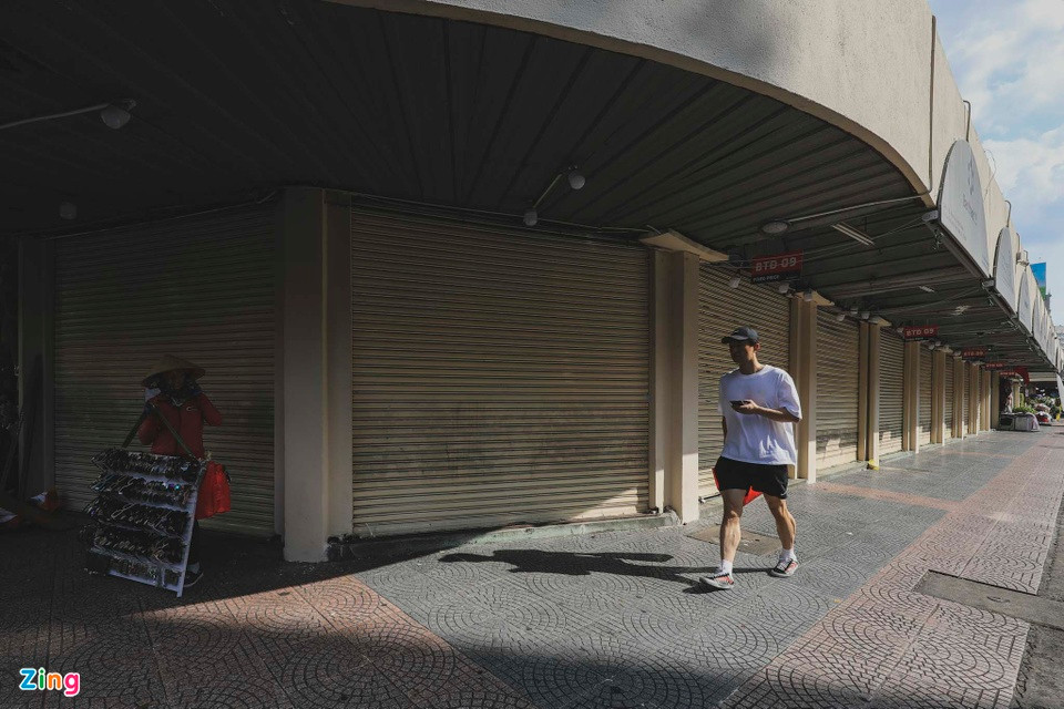 Trong khi đó, tại cửa Nam chợ Bến Thành, hàng chục kiosk có mặt tiền đường Lê Thánh Tôn treo biển giảm giá nhưng vẫn không có khách thuê. Trong khi đó, tại cửa Nam chợ Bến Thành, hàng chục kiosk có mặt tiền đường Lê Thánh Tôn treo biển giảm giá nhưng vẫn không có khách thuê.