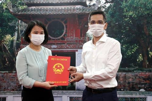 Thứ trưởng Bộ Tài chính trao quyết định cho đồng chí Nguyễn Lê Phương Anh. Thứ trưởng Bộ Tài chính trao quyết định cho đồng chí Nguyễn Lê Phương Anh.