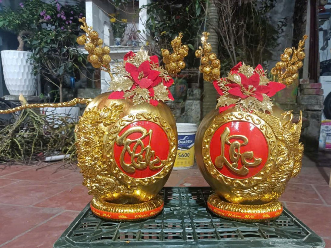 Dừa dát vàng được gắn thêm rồng phượng và chữ đỏ. Dừa dát vàng được gắn thêm rồng phượng và chữ đỏ.