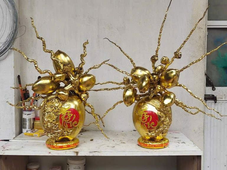 Cặp dừa dát vàng được trang trí cầu kỳ, bắt mắt. Cặp dừa dát vàng được trang trí cầu kỳ, bắt mắt.